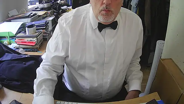 Snapshot of SuitedSub63 chatting on August 5, 1:25 pm SuitedSub63 online show from August 5, 1:25 pm