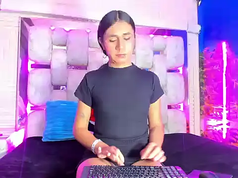 MahiaraHot online show from May 18, 1:06 pm