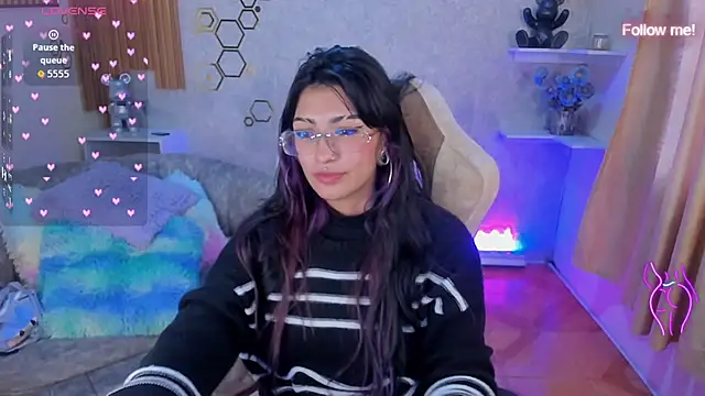 mia smoke  online show from May 30, 12:35 pm