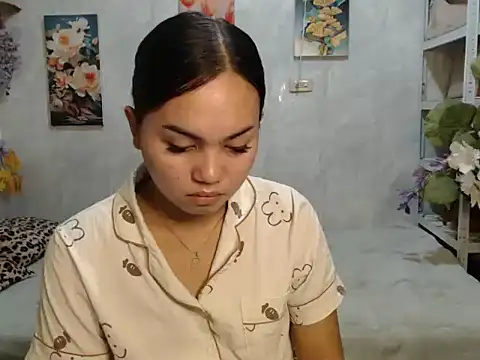 Snapshot of ur_asiankat chatting on June 22, 11:24 pm ur asiankat online show from June 22, 11:24 pm