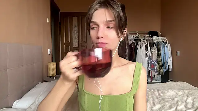 TrishIsaac online show from June 12, 7:18 am