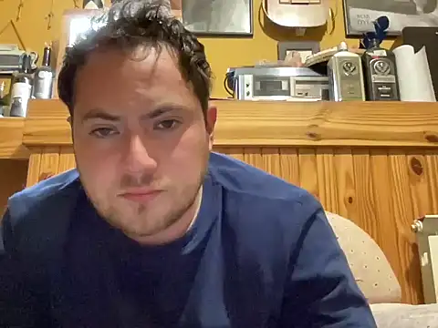 Snapshot of alecsgzz chatting on May 5, 1:46 am alecsgzz online show from May 5, 1:46 am