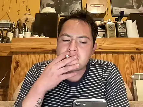 Snapshot of alecsgzz chatting on May 8, 12:27 am alecsgzz online show from May 8, 12:27 am