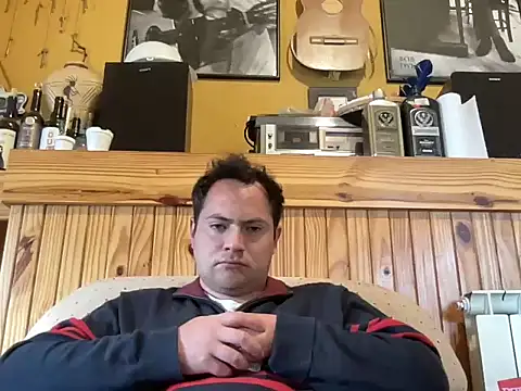 Snapshot of alecsgzz chatting on May 10, 8:36 pm alecsgzz online show from May 10, 8:36 pm