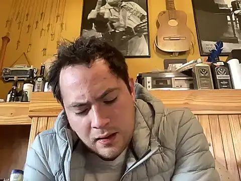 Snapshot of alecsgzz chatting on May 15, 2:24 pm alecsgzz online show from May 15, 2:24 pm