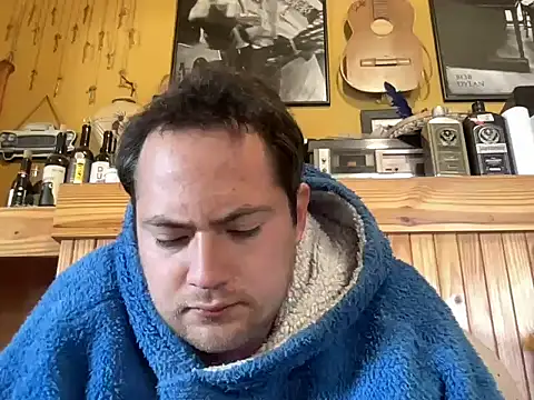 Snapshot of alecsgzz chatting on May 17, 1:51 pm alecsgzz online show from May 17, 1:51 pm