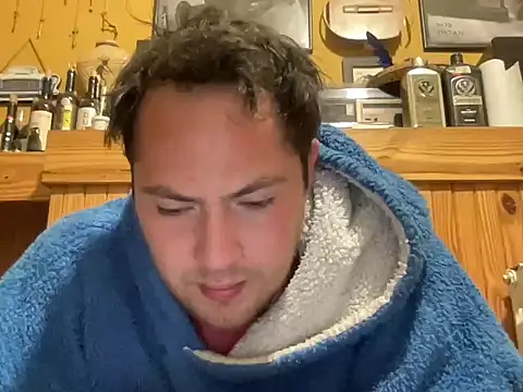 Snapshot of alecsgzz chatting on May 19, 4:41 am alecsgzz online show from May 19, 4:41 am