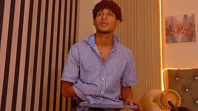 Snapshot of Alex_Bloom chatting on August 1, 7:13 pm Alex Bloom online show from August 1, 7:13 pm