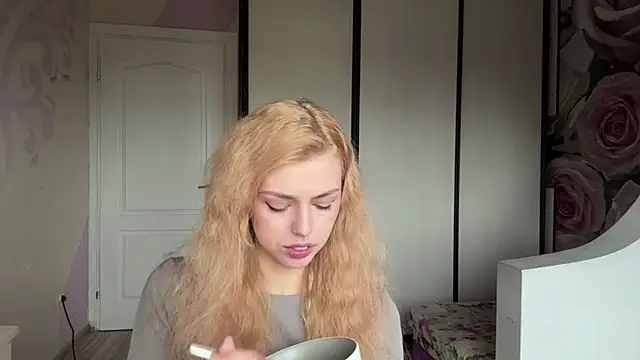 Snapshot of ScarlettRosy chatting on May 18, 3:46 am ScarlettRosy online show from May 18, 3:46 am