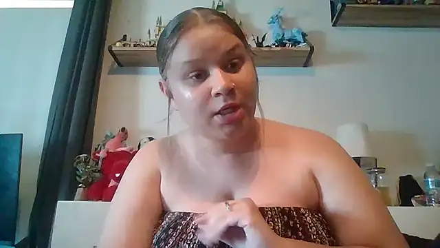 prettybabygurl04 online show from May 4, 8:16 pm