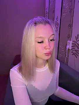 Snapshot of Velvet_Doll_ chatting on July 10, 5:23 am Velvet Doll online show from July 10, 5:23 am