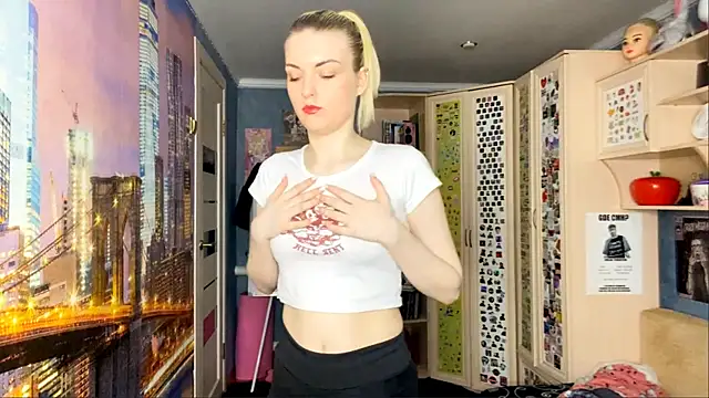 Snapshot of MonicaHolt chatting on May 13, 10:23 am MonicaHolt online show from May 13, 10:23 am