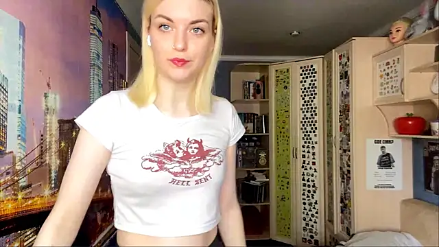 Snapshot of MonicaHolt chatting on May 14, 10:22 am MonicaHolt online show from May 14, 10:22 am