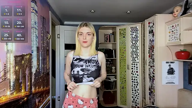 Snapshot of MonicaHolt chatting on May 21, 10:33 am MonicaHolt online show from May 21, 10:33 am