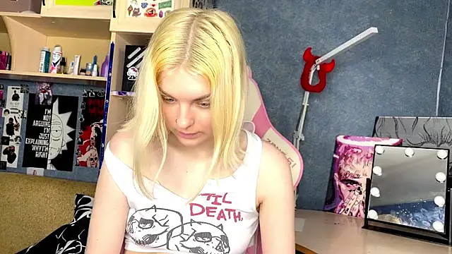 Snapshot of MonicaHolt chatting on July 3, 1:17 pm MonicaHolt online show from July 3, 1:17 pm