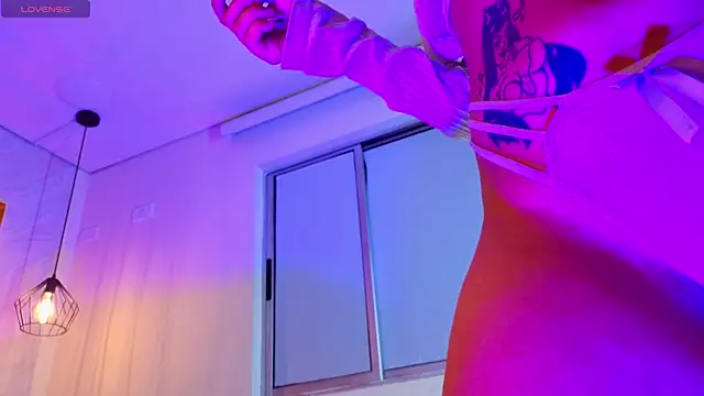 Snapshot of Ey_Im_simone_ chatting on May 31, 6:09 pm Ey Im simone online show from May 31, 6:09 pm