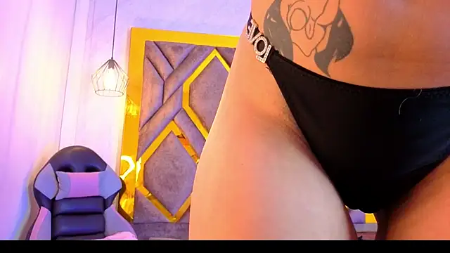 Snapshot of Ey_Im_simone_ chatting on June 16, 6:32 pm Ey Im simone online show from June 16, 6:32 pm
