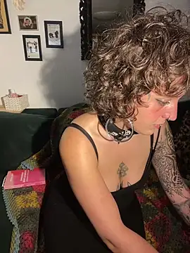 Snapshot of EmilieBraun chatting on May 23, 8:13 pm EmilieBraun online show from May 23, 8:13 pm