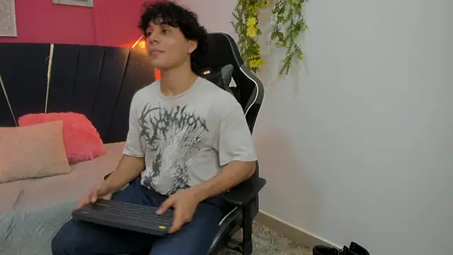 Snapshot of latin_beast4 chatting on June 3, 8:25 pm latin beast4 online show from June 3, 8:25 pm