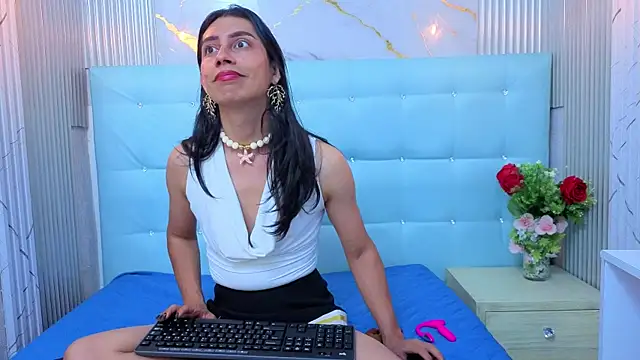 Snapshot of Alexadomina22 chatting on July 20, 8:44 pm Alexadomina22 online show from July 20, 8:44 pm