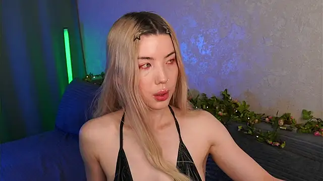 Snapshot of LindaThackerr chatting on May 22, 4:23 pm LindaThackerr online show from May 22, 4:23 pm
