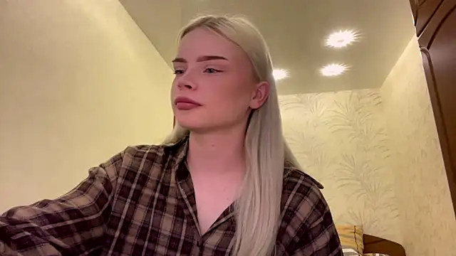 ShainaJoens online show from May 6, 5:51 pm