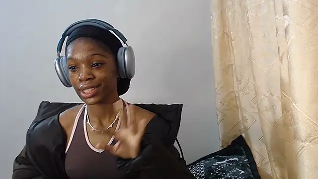 Snapshot of PetiteBarbie_05 chatting on July 23, 6:22 am PetiteBarbie 05 online show from July 23, 6:22 am