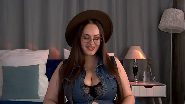 Queen Monica  online show from July 31, 6:51 pm