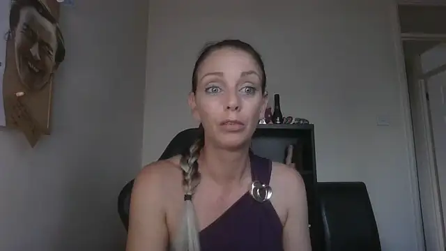 LouiseLovell online show from June 12, 7:02 pm