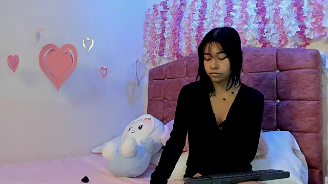 Snapshot of Naomy_Bloom chatting on May 13, 7:22 pm Naomy Bloom online show from May 13, 7:22 pm