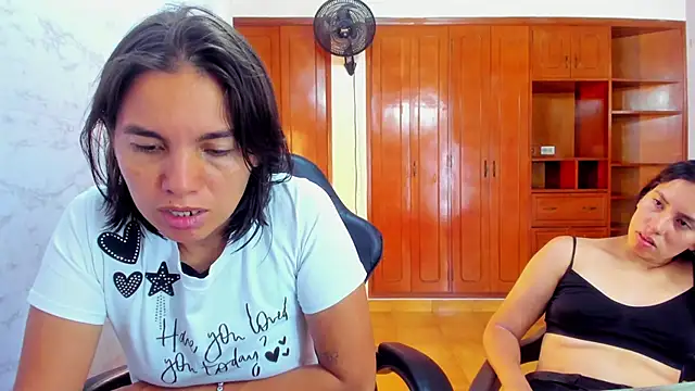 Snapshot of Soffy_and_Emily chatting on June 3, 2:33 pm Soffy and Emily online show from June 3, 2:33 pm