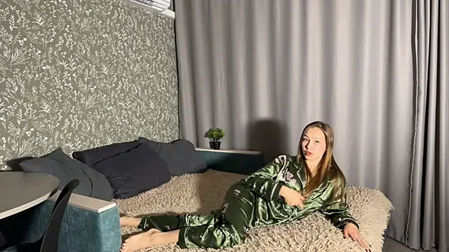 diniYeezya online show from May 10, 2:22 pm