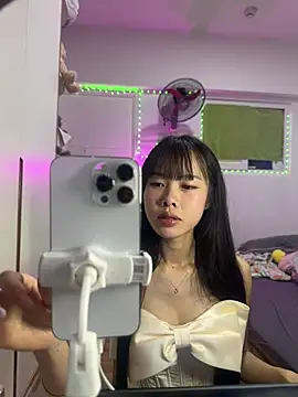 Lov3lily online show from June 8, 10:15 am