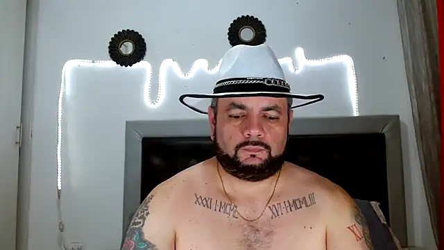 Snapshot of perverseveteranmanxxx chatting on October 18, 4:04 am perverseveteranmanxxx online show from October 18, 4:04 am