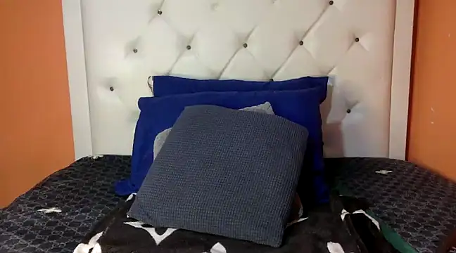 Snapshot of creamyamber chatting on January 5, 2:06 am creamyamber online show from January 5, 2:06 am