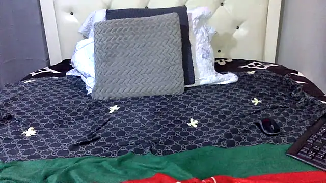 Snapshot of creamyamber chatting on November 12, 1:39 am creamyamber online show from November 12, 1:39 am