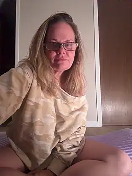 Snapshot of christinamoon0612 chatting on May 19, 5:14 am christinamoon0612 online show from May 19, 5:14 am