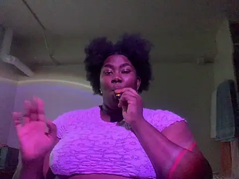chocolateslut213 online show from June 14, 1:03 am