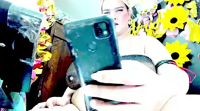 Snapshot of DirtyKhloy chatting on February 22, 5:44 am DirtyKhloy online show from February 22, 5:44 am