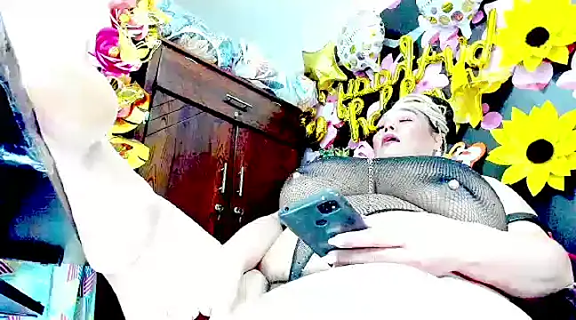 Snapshot of DirtyKhloy chatting on March 2, 7:32 am DirtyKhloy online show from March 2, 7:32 am