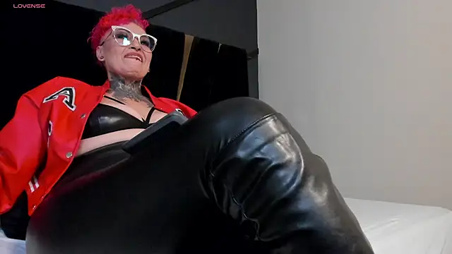 Snapshot of mistress_sandy chatting on July 3, 10:49 pm mistress sandy online show from July 3, 10:49 pm