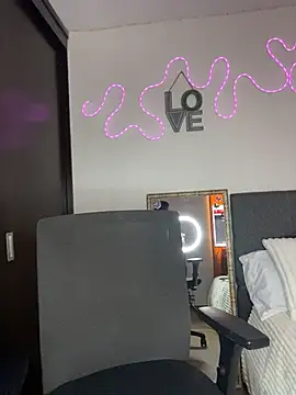 Snapshot of Isa_steele chatting on June 19, 5:28 pm Isa steele online show from June 19, 5:28 pm