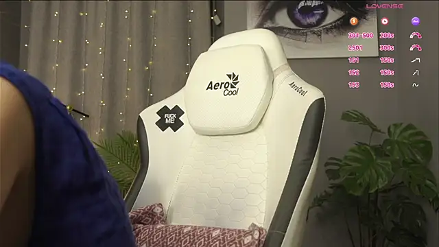 Snapshot of Megany chatting on October 25, 1:24 am Megany online show from October 25, 1:24 am