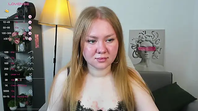 AlexaaBee online show from June 10, 8:02 am