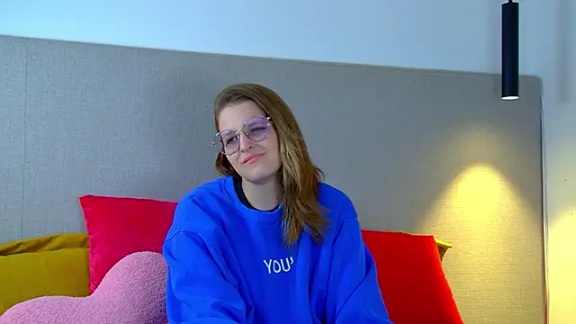 AlexaAvery online show from June 14, 6:04 am