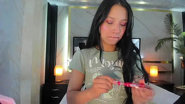 Snapshot of SophiieCalloway1 chatting on June 27, 1:39 pm SophiieCalloway1 online show from June 27, 1:39 pm