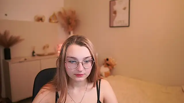 Sophielux18 online show from May 21, 1:18 pm