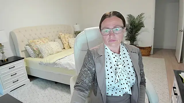 Snapshot of Vika73 chatting on June 4, 10:54 am Vika73 online show from June 4, 10:54 am