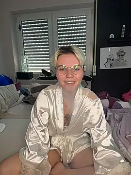 HannahFoxxx online show from May 18, 10:32 am