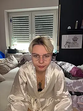 HannahFoxxx online show from May 19, 9:15 am